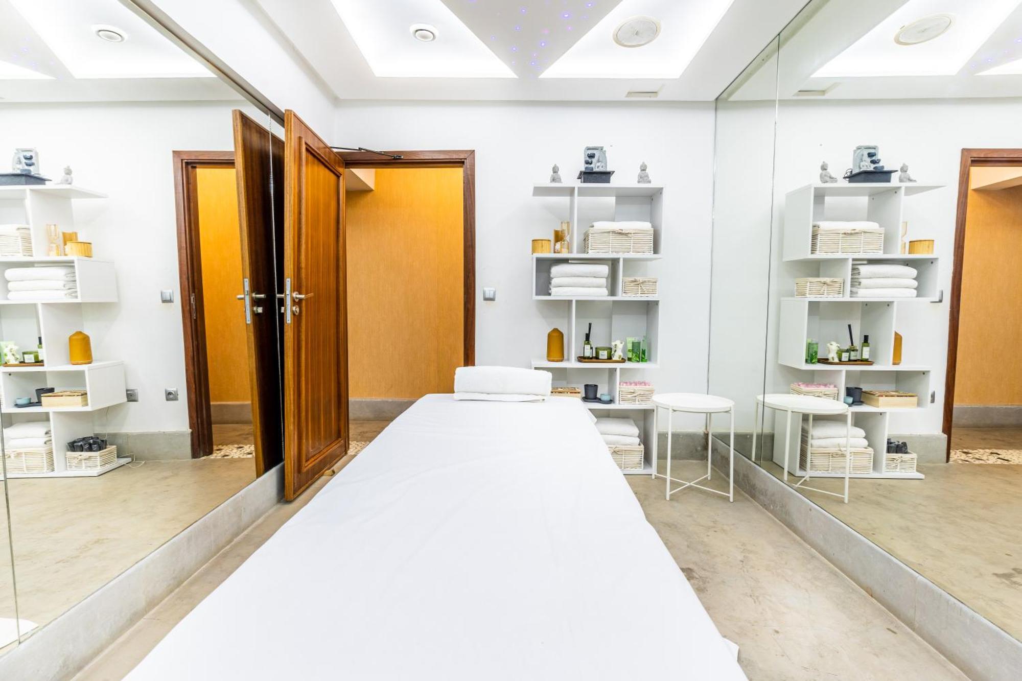 One Hotel Касабланка Экстерьер фото Treatment room at the Harley Street Clinic