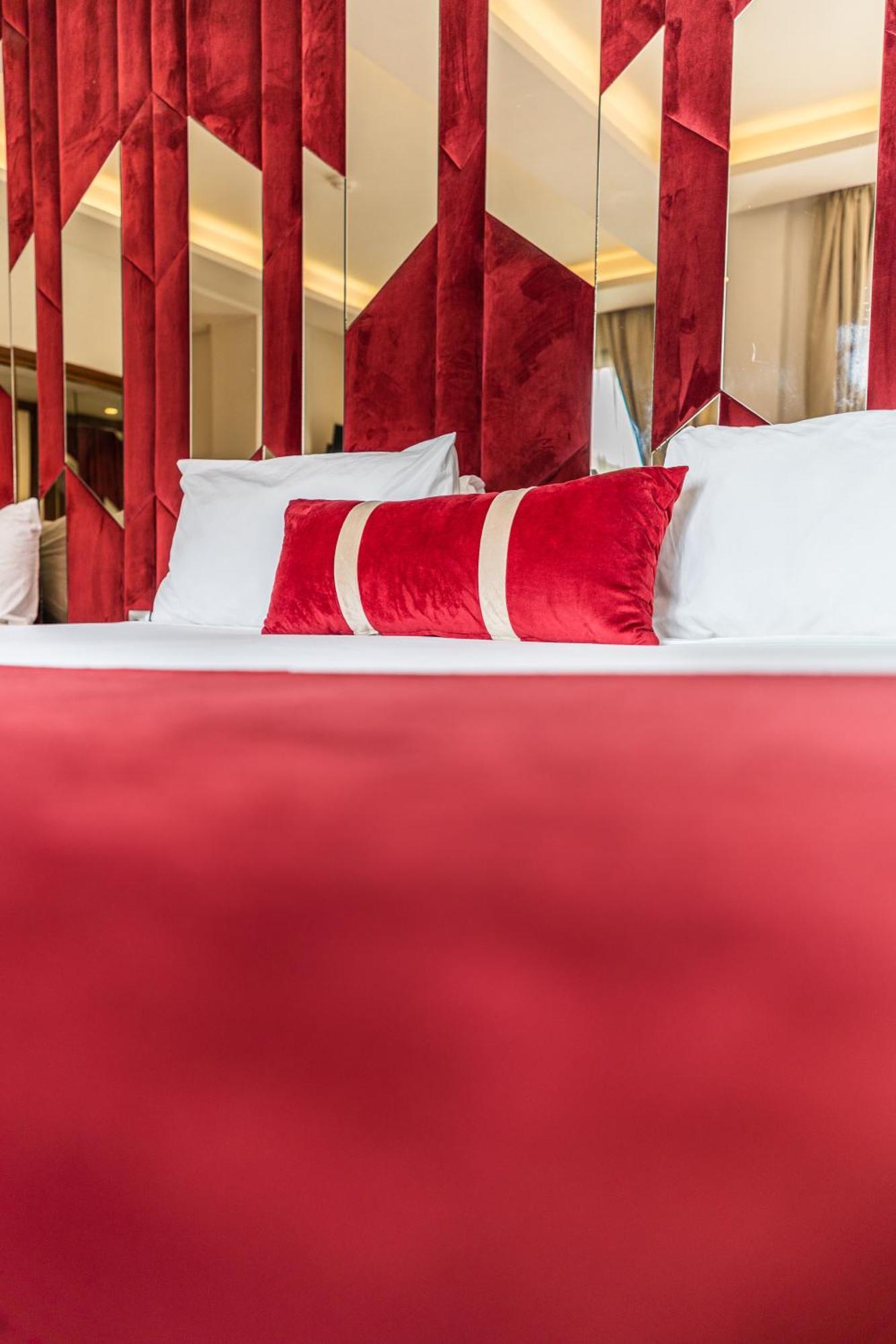 One Hotel Касабланка Экстерьер фото A bed with a red bedsheet