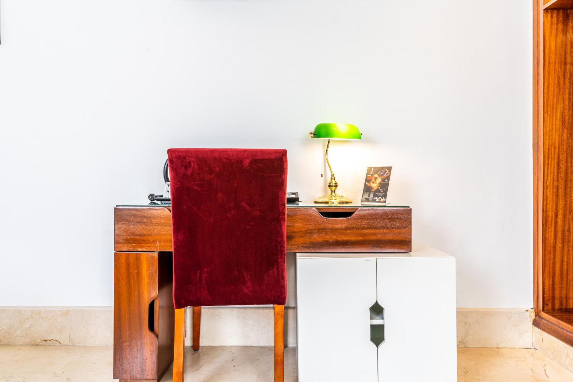 One Hotel Касабланка Экстерьер фото A desk with a green table lamp